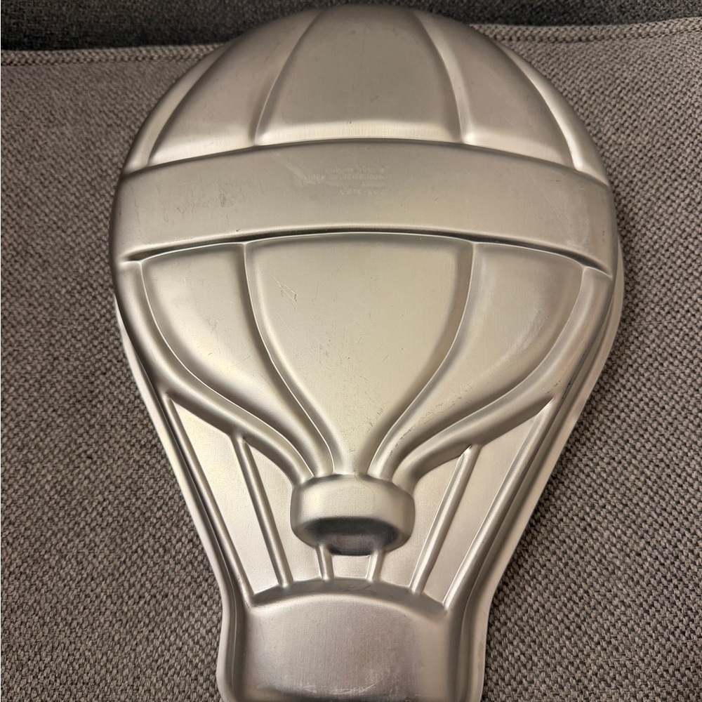 Wilton 1982 Silver “Up and Away” Cake Pan